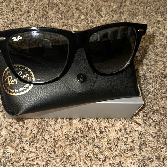 Ray-Ban  Sunglasses Wayfarer 54  New! - Picture 1 of 8
